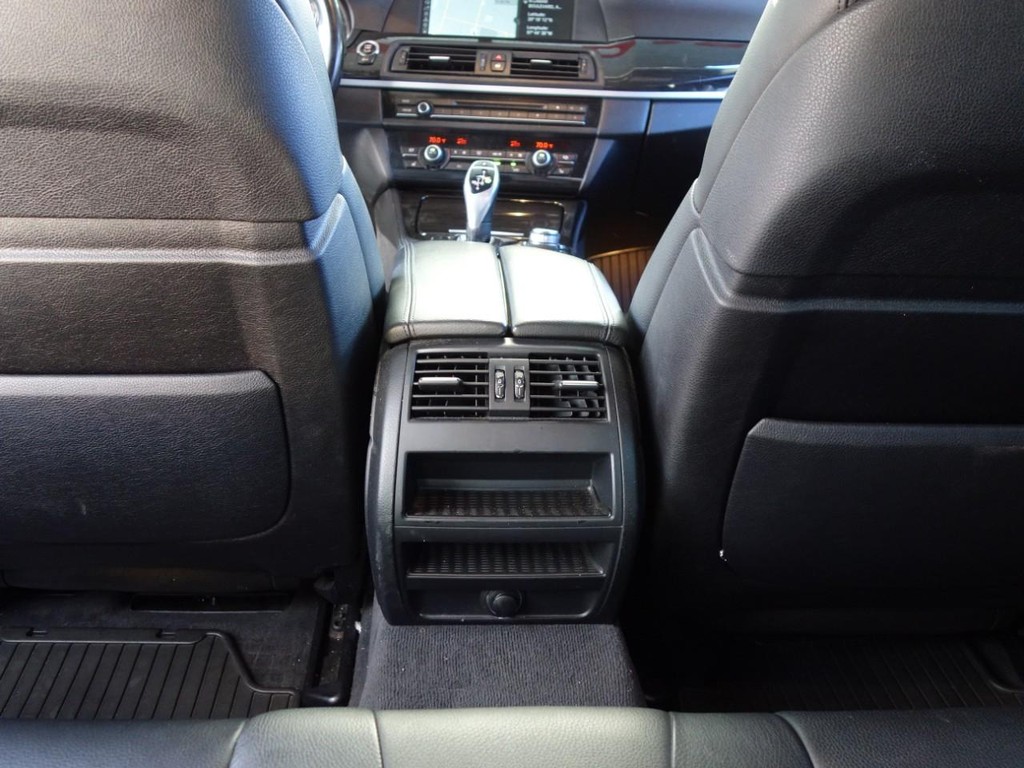 BMW 5 Series Vehicle Full-screen Gallery Image 19