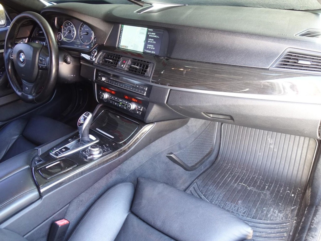 BMW 5 Series Vehicle Full-screen Gallery Image 21