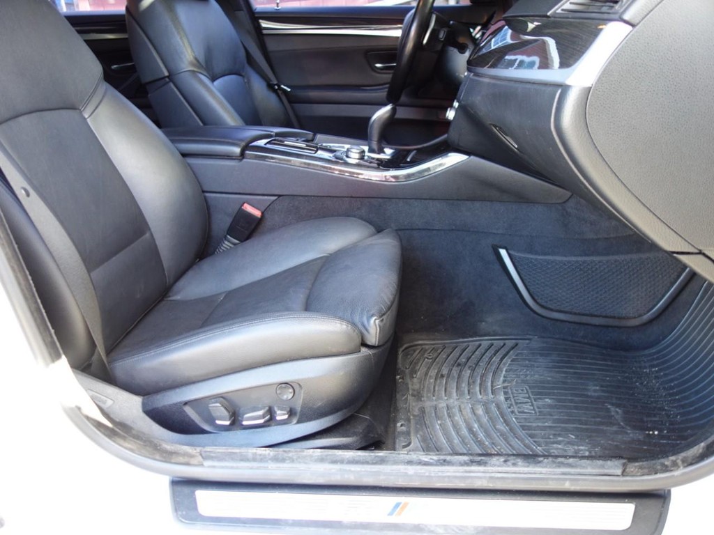 BMW 5 Series Vehicle Full-screen Gallery Image 22