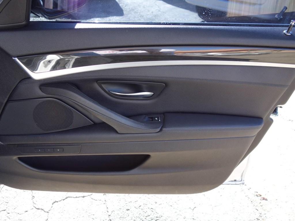 BMW 5 Series Vehicle Full-screen Gallery Image 23