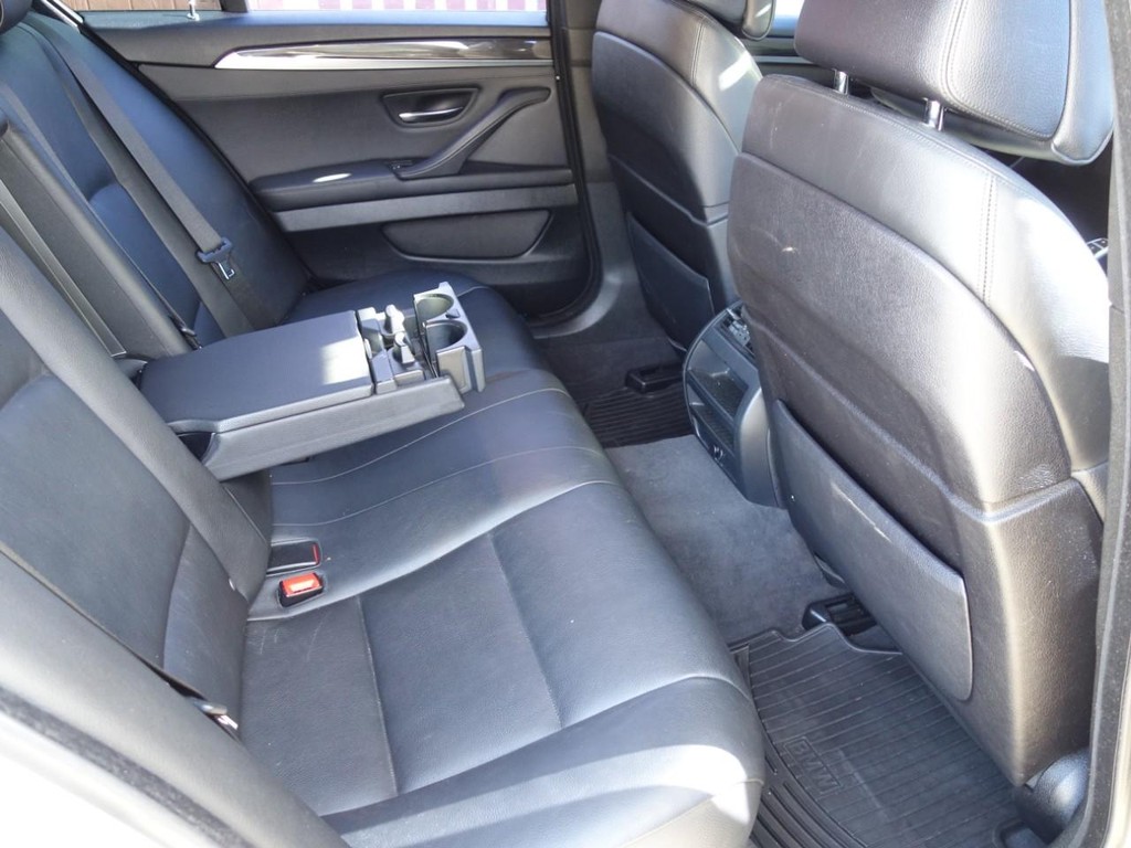 BMW 5 Series Vehicle Full-screen Gallery Image 24