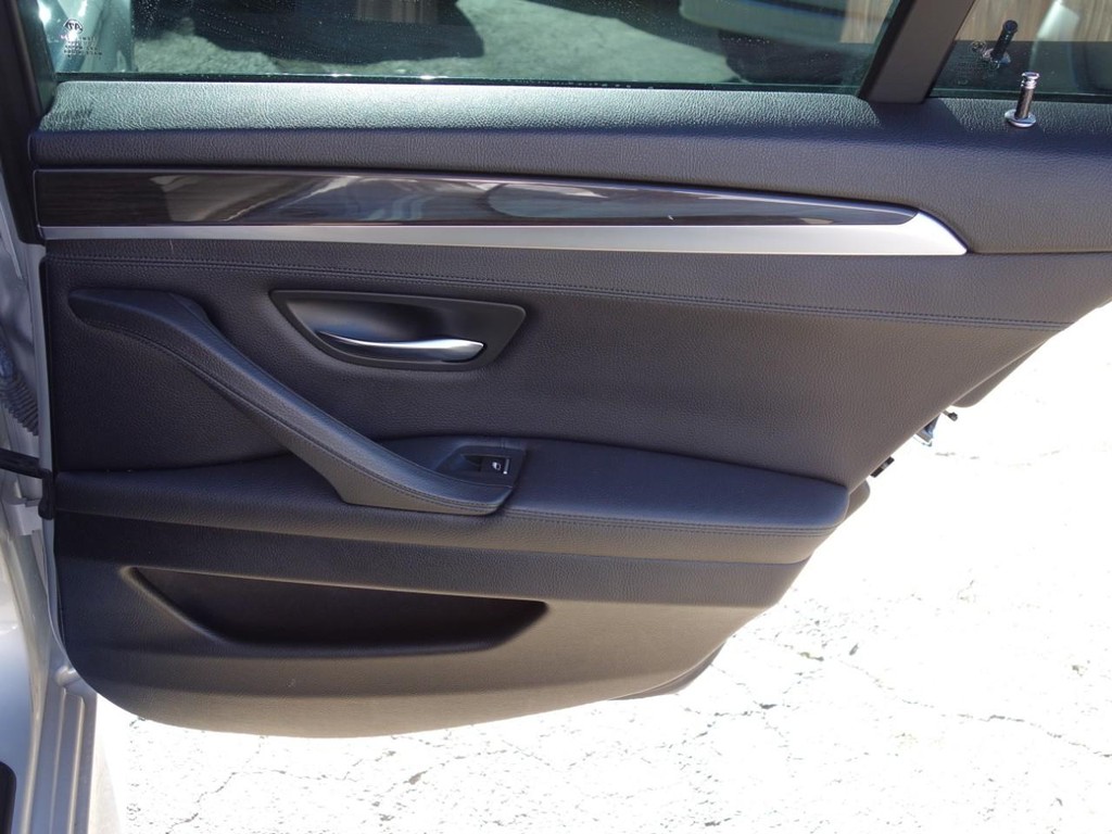 BMW 5 Series Vehicle Full-screen Gallery Image 25