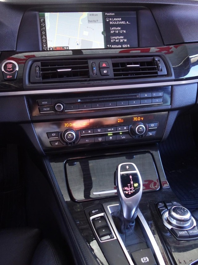 BMW 5 Series Vehicle Full-screen Gallery Image 13