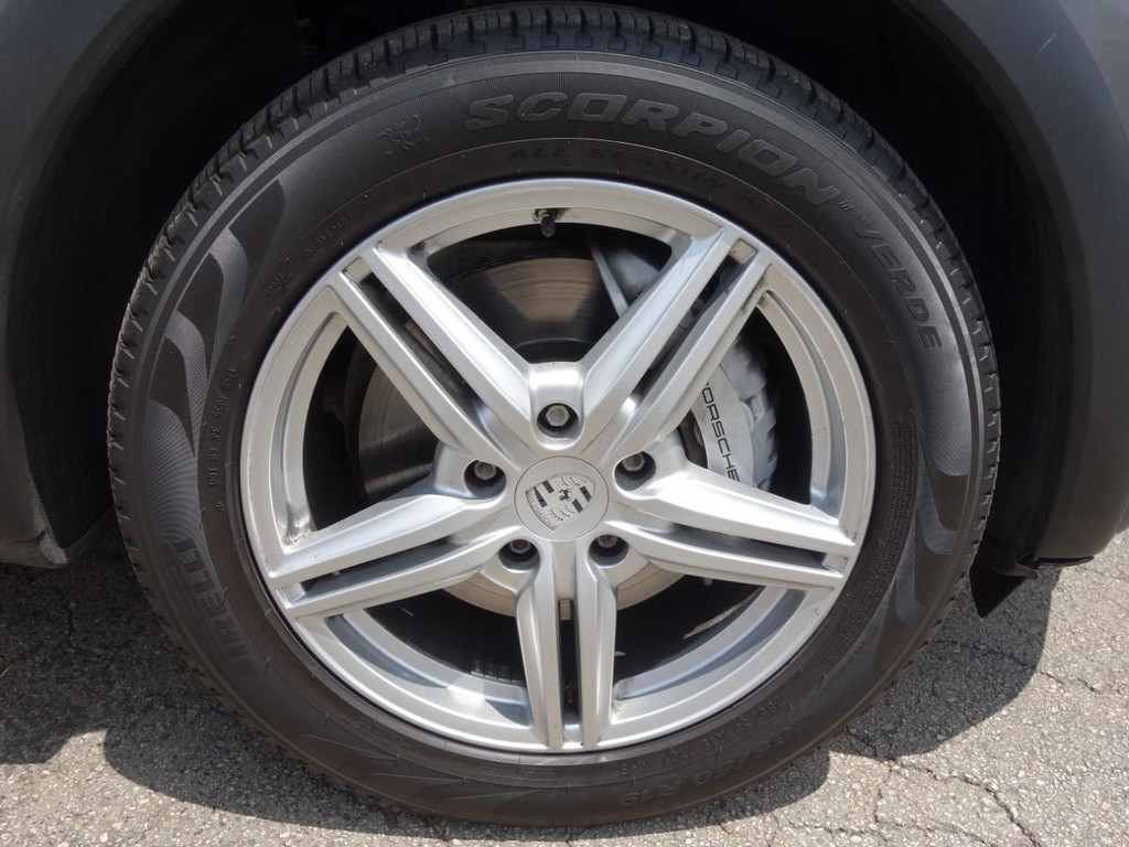 Porsche Cayenne Vehicle Full-screen Gallery Image 11