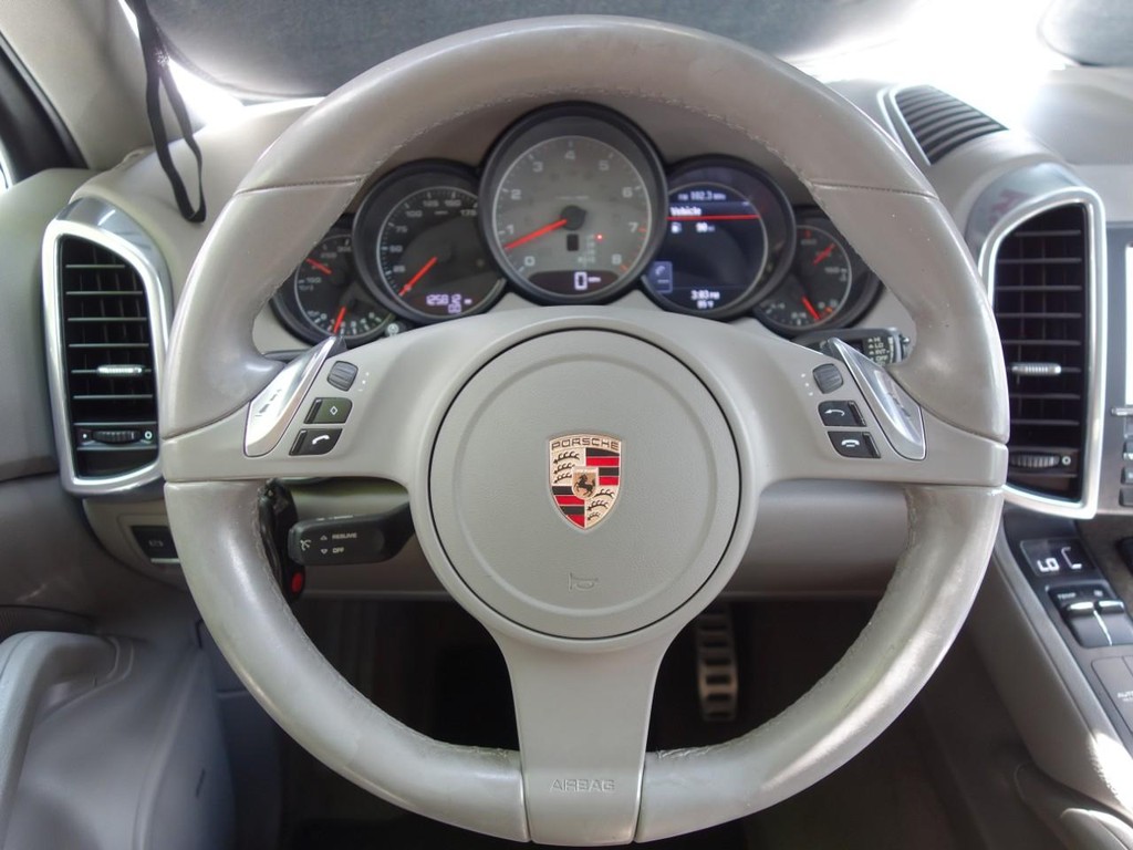 Porsche Cayenne Vehicle Full-screen Gallery Image 12