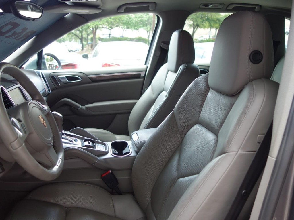 Porsche Cayenne Vehicle Full-screen Gallery Image 15