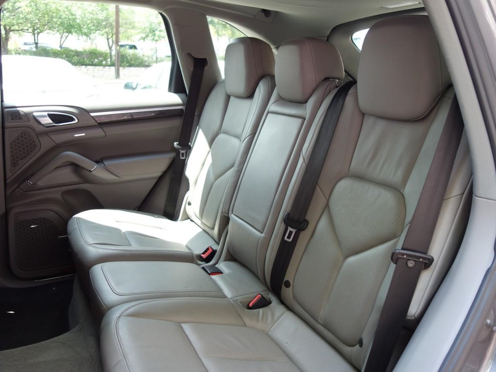 Porsche Cayenne Vehicle Full-screen Gallery Image 18