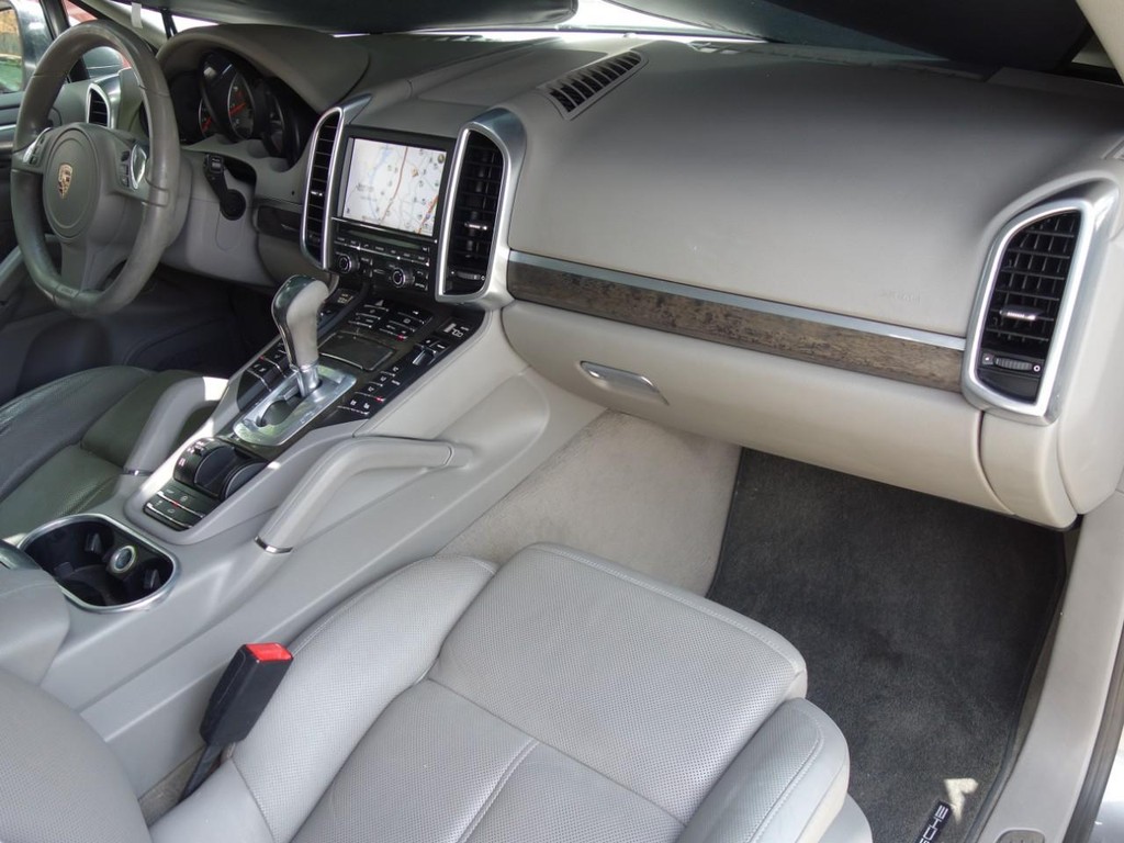 Porsche Cayenne Vehicle Full-screen Gallery Image 21