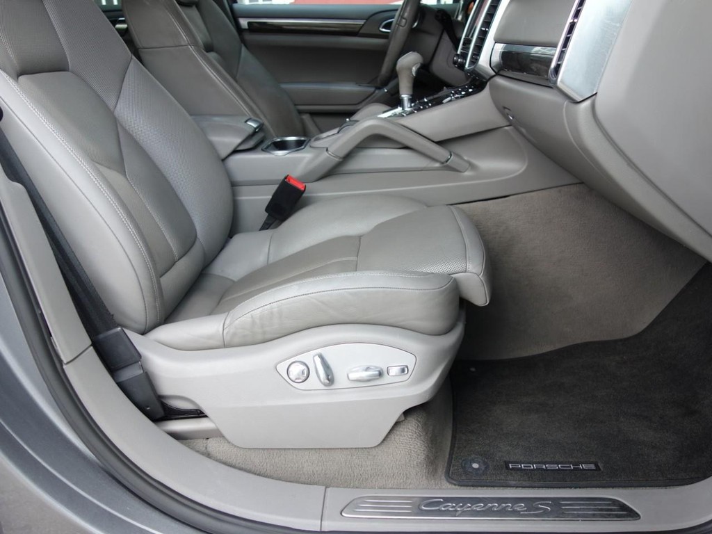 Porsche Cayenne Vehicle Full-screen Gallery Image 22