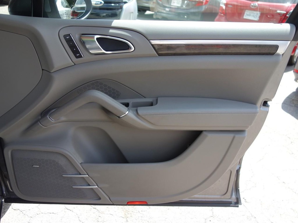 Porsche Cayenne Vehicle Full-screen Gallery Image 23