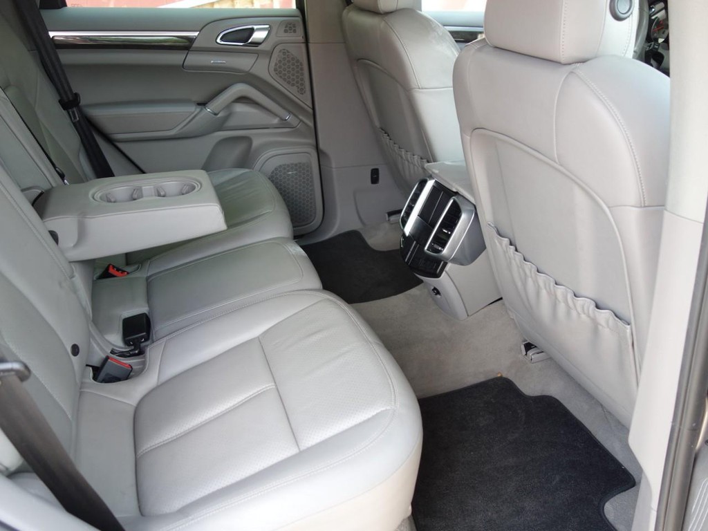 Porsche Cayenne Vehicle Full-screen Gallery Image 24