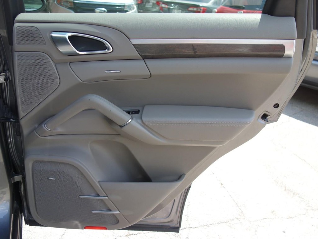 Porsche Cayenne Vehicle Full-screen Gallery Image 25