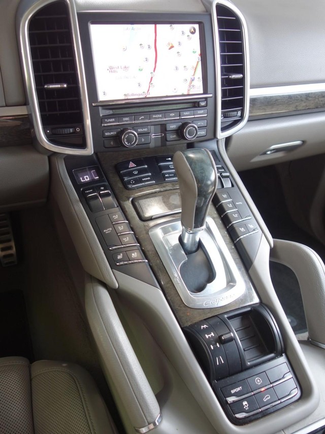 Porsche Cayenne Vehicle Full-screen Gallery Image 13