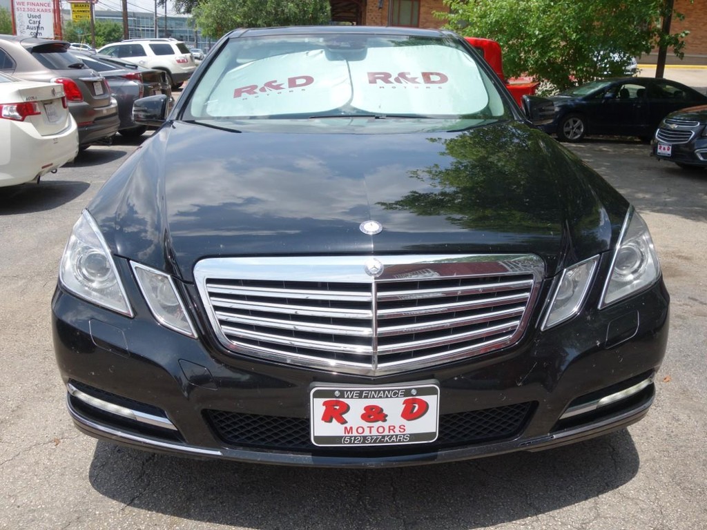 Mercedes-Benz E-Class Vehicle Full-screen Gallery Image 02