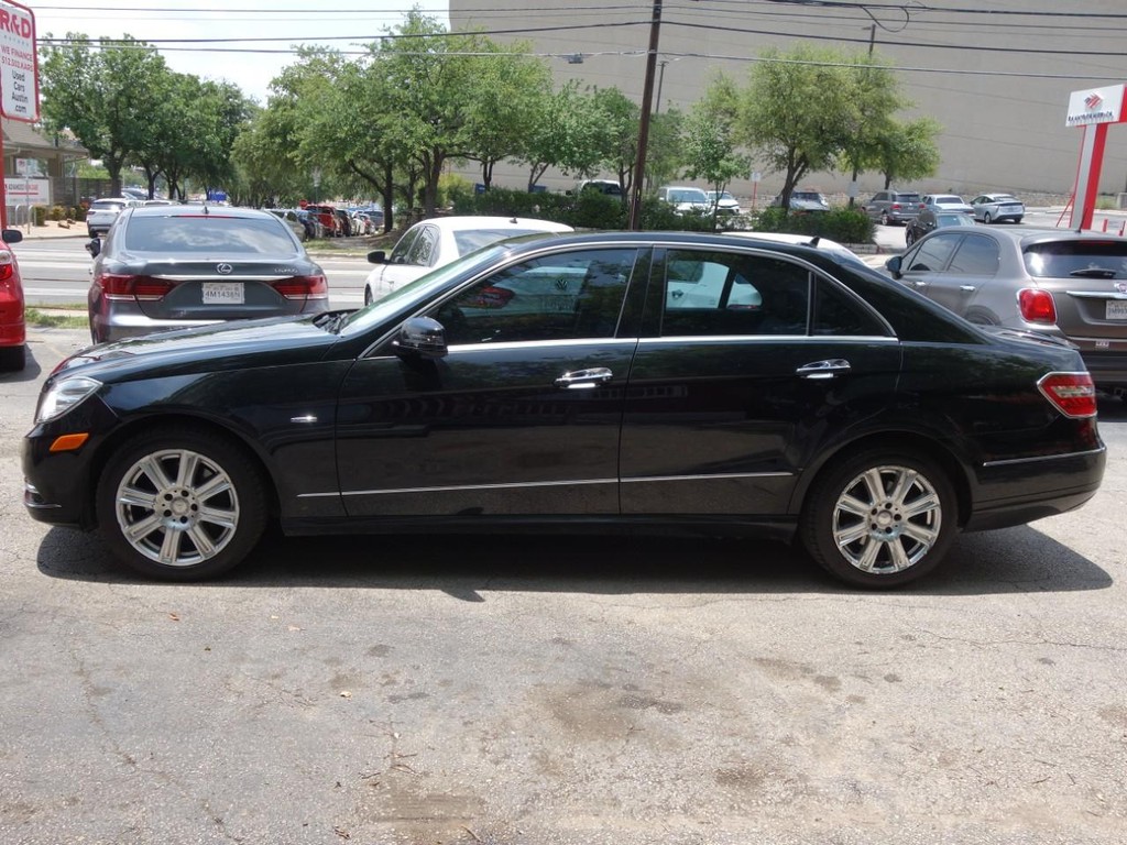 Mercedes-Benz E-Class Vehicle Full-screen Gallery Image 04