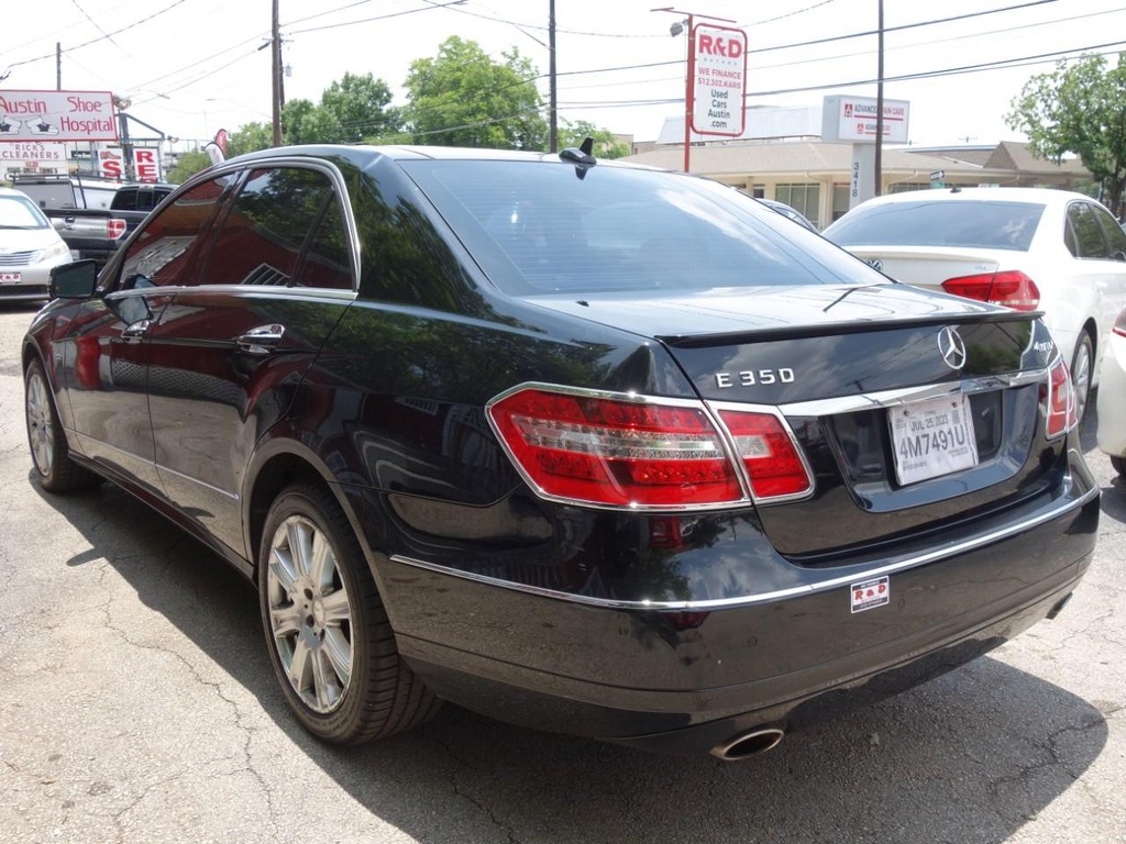 Mercedes-Benz E-Class Vehicle Full-screen Gallery Image 05