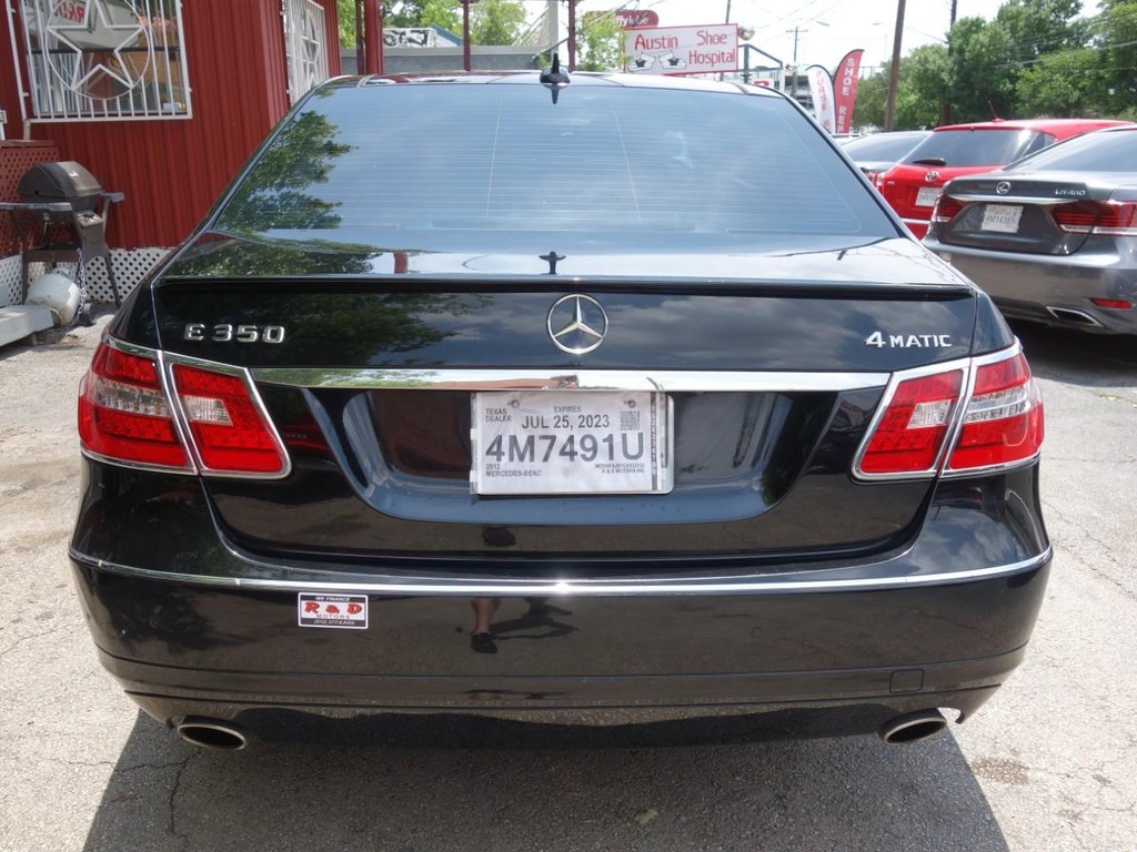 Mercedes-Benz E-Class Vehicle Full-screen Gallery Image 06