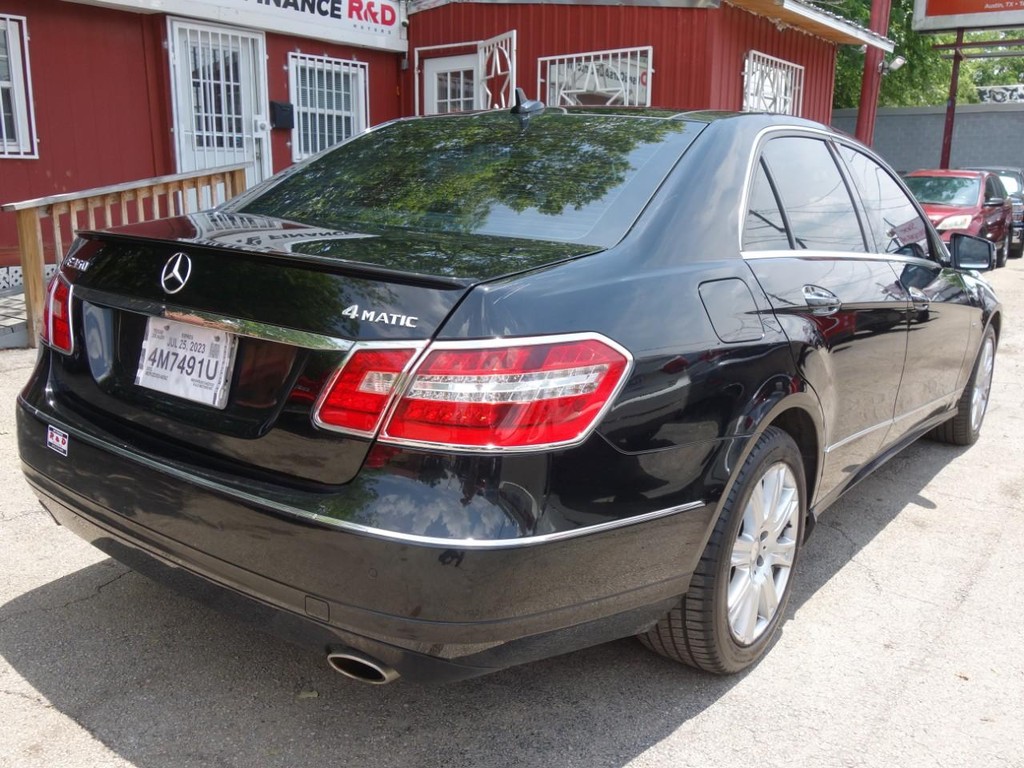 Mercedes-Benz E-Class Vehicle Full-screen Gallery Image 07