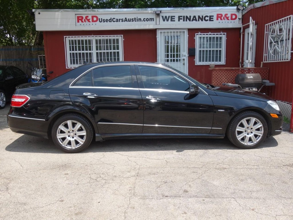 Mercedes-Benz E-Class Vehicle Full-screen Gallery Image 08