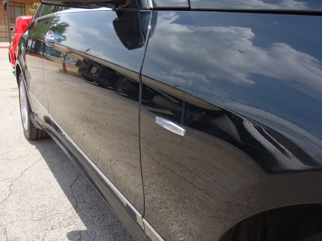 Mercedes-Benz E-Class Vehicle Full-screen Gallery Image 09