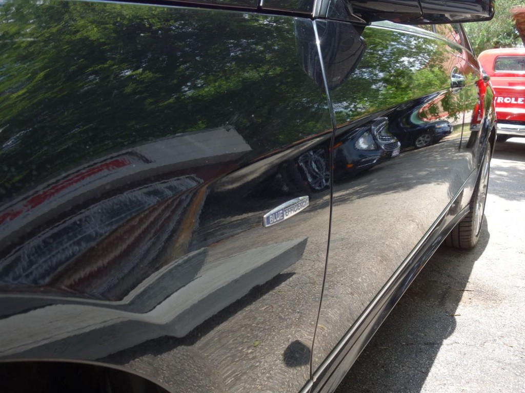 Mercedes-Benz E-Class Vehicle Full-screen Gallery Image 10