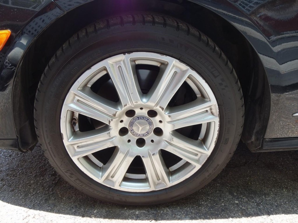 Mercedes-Benz E-Class Vehicle Full-screen Gallery Image 11