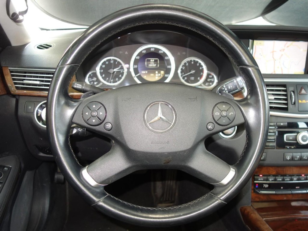 Mercedes-Benz E-Class Vehicle Full-screen Gallery Image 12
