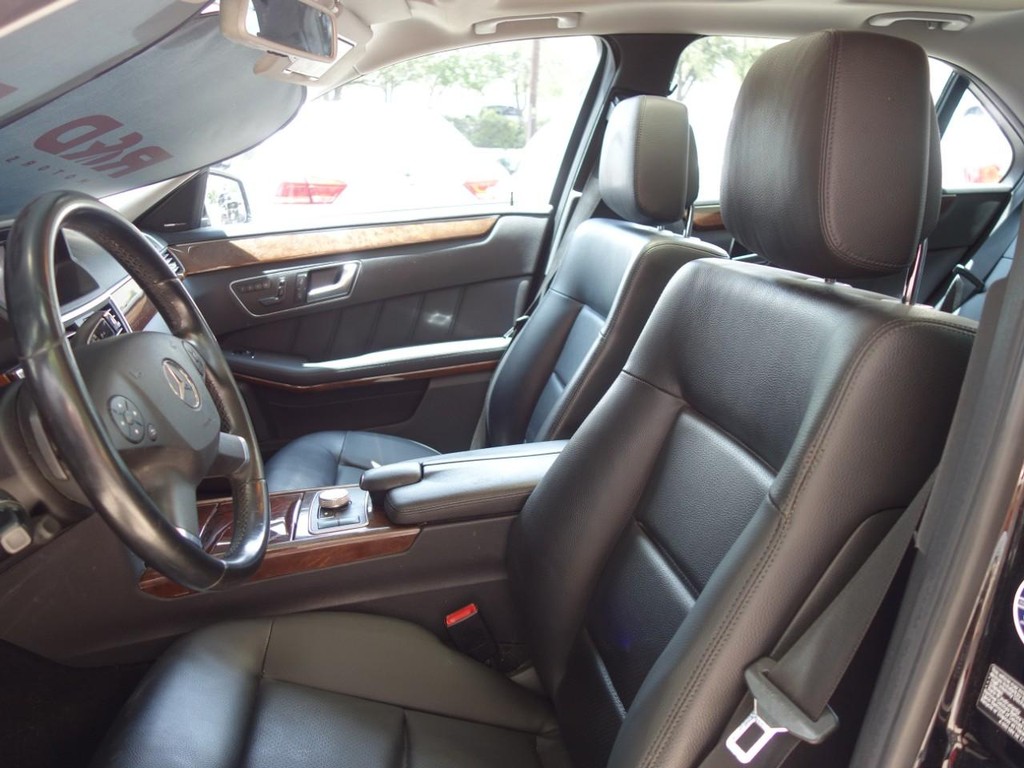 Mercedes-Benz E-Class Vehicle Full-screen Gallery Image 15