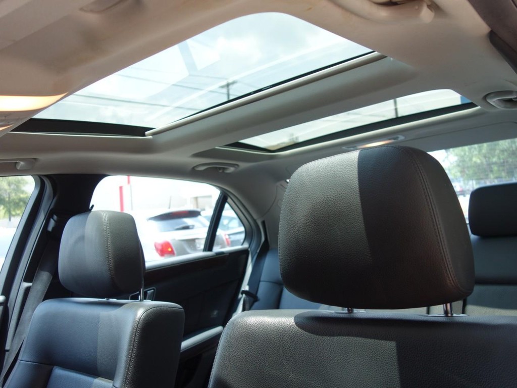 Mercedes-Benz E-Class Vehicle Full-screen Gallery Image 16