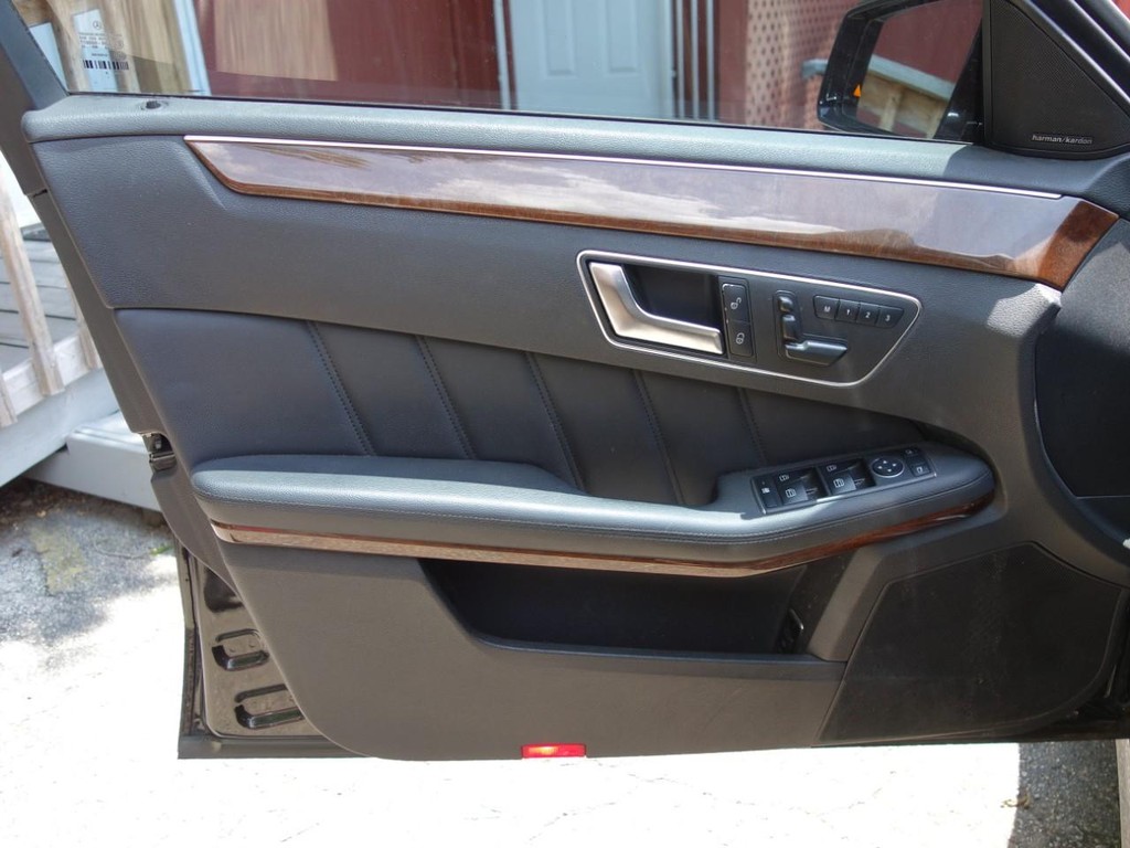 Mercedes-Benz E-Class Vehicle Full-screen Gallery Image 17