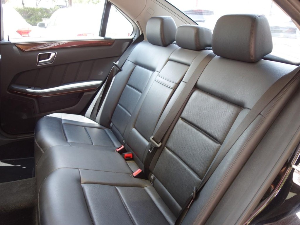 Mercedes-Benz E-Class Vehicle Full-screen Gallery Image 18