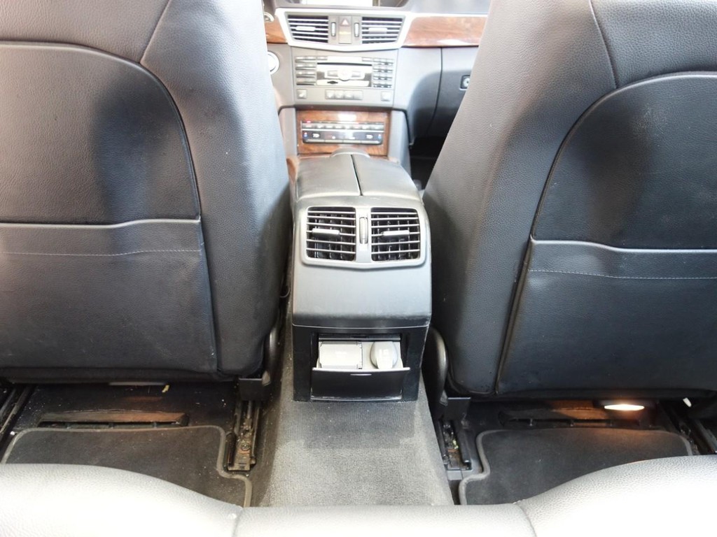 Mercedes-Benz E-Class Vehicle Full-screen Gallery Image 19