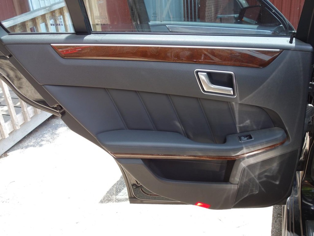 Mercedes-Benz E-Class Vehicle Full-screen Gallery Image 20