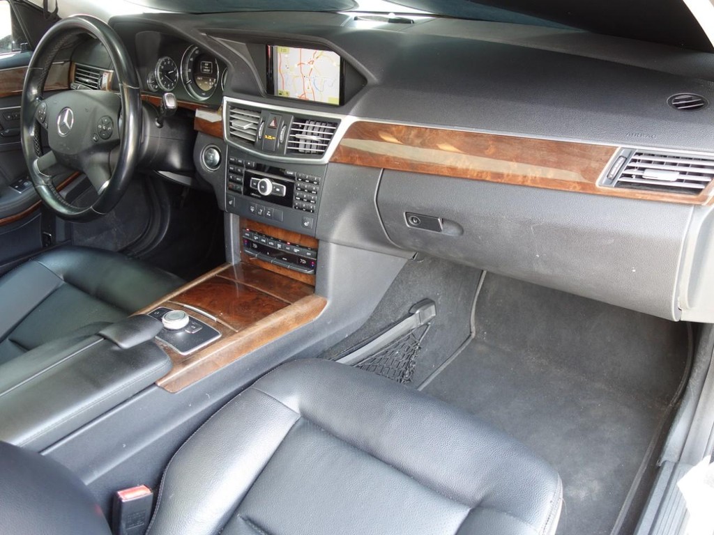 Mercedes-Benz E-Class Vehicle Full-screen Gallery Image 21