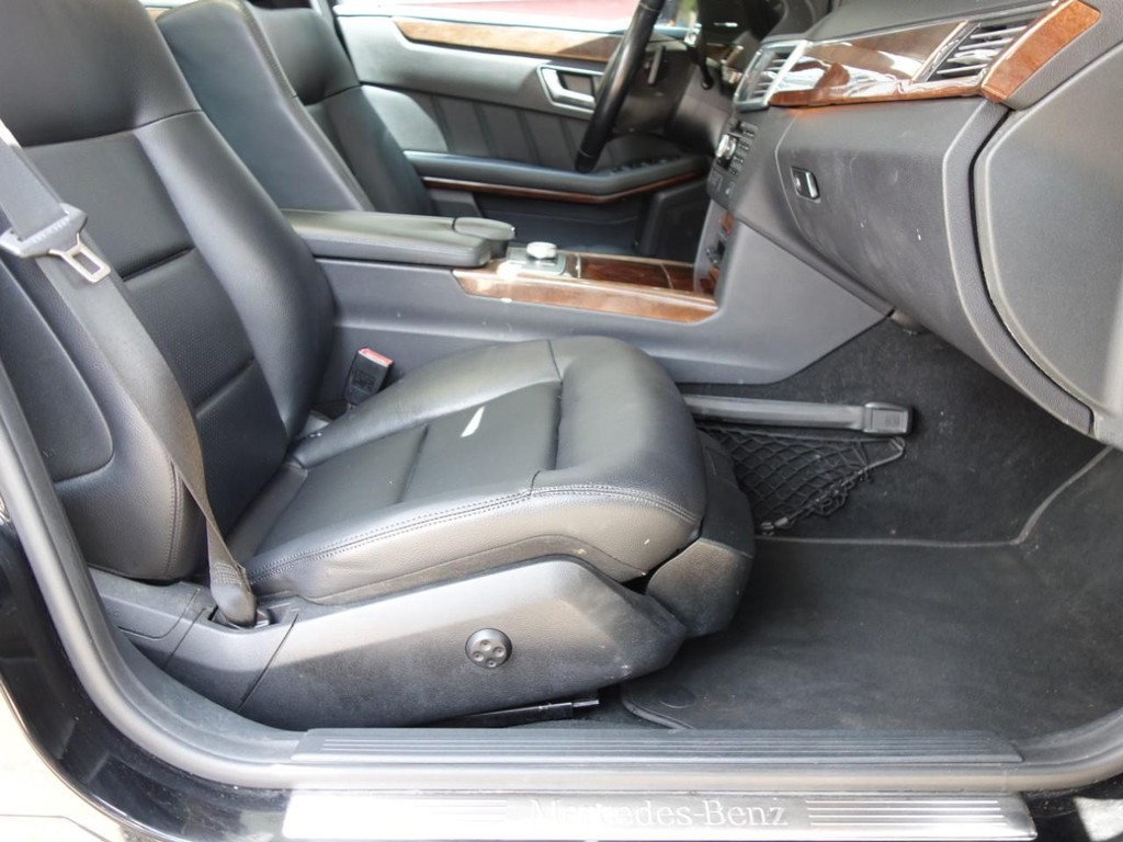 Mercedes-Benz E-Class Vehicle Full-screen Gallery Image 22