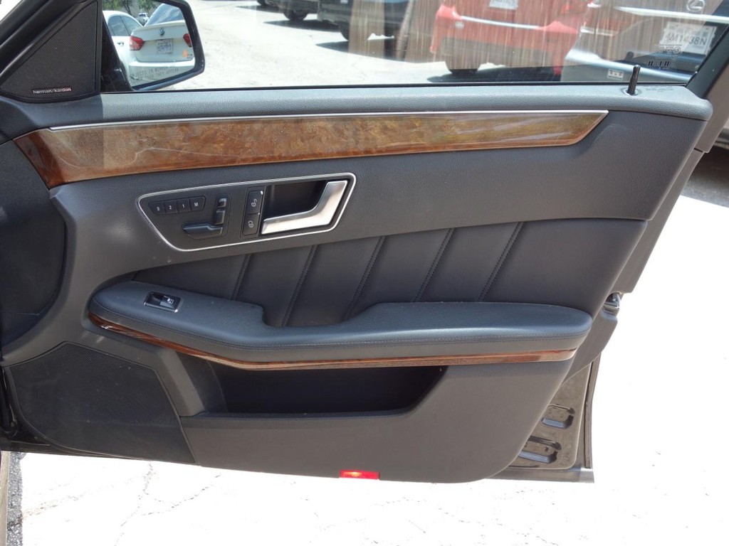 Mercedes-Benz E-Class Vehicle Full-screen Gallery Image 23