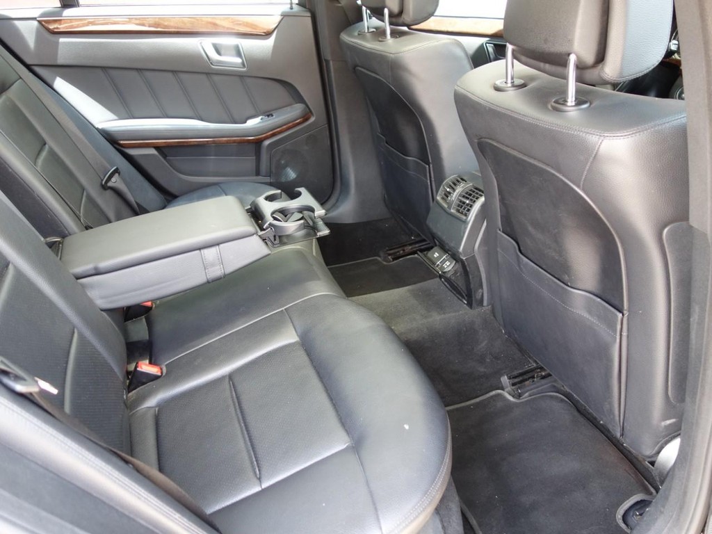 Mercedes-Benz E-Class Vehicle Full-screen Gallery Image 24