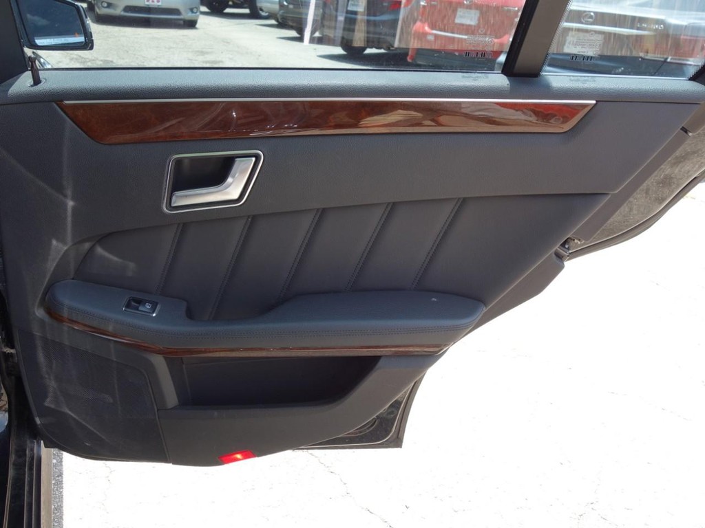 Mercedes-Benz E-Class Vehicle Full-screen Gallery Image 25