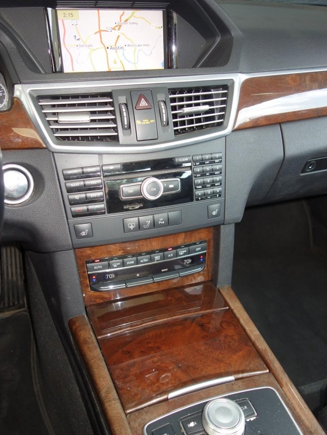 Mercedes-Benz E-Class Vehicle Full-screen Gallery Image 13