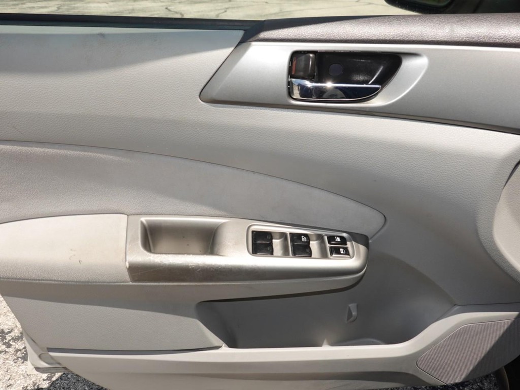 Subaru Forester Vehicle Full-screen Gallery Image 18