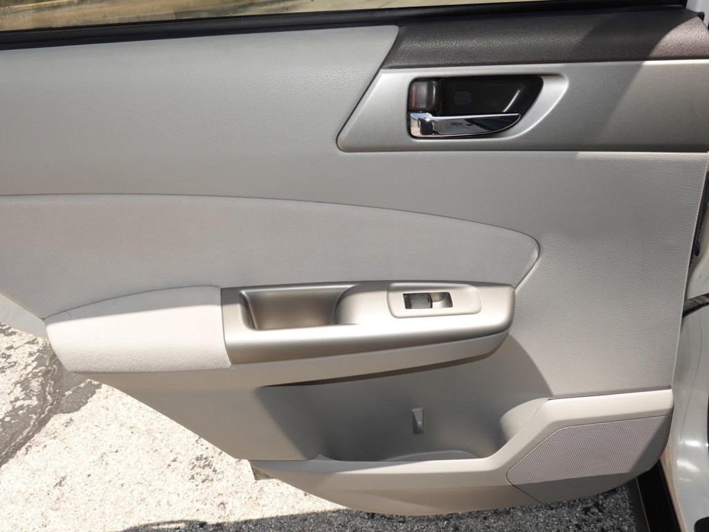 Subaru Forester Vehicle Full-screen Gallery Image 20