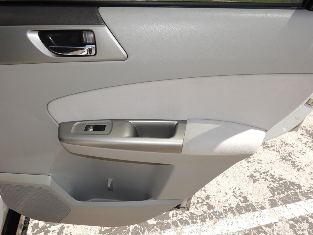 Subaru Forester Vehicle Full-screen Gallery Image 25