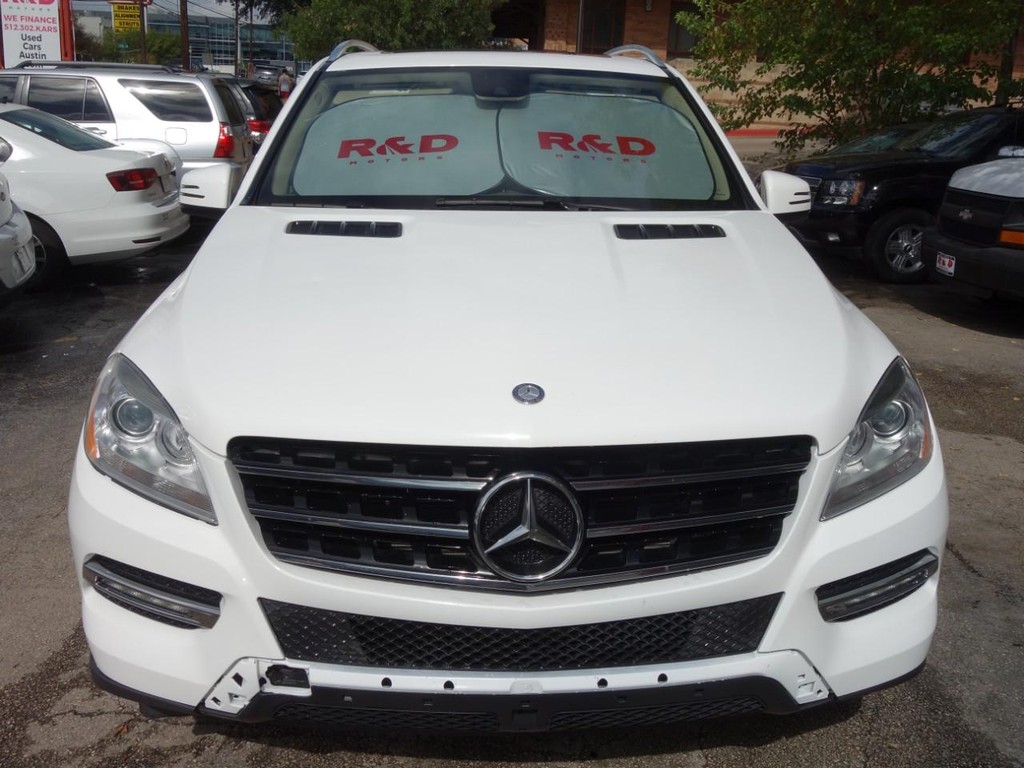 Mercedes-Benz M-Class Vehicle Full-screen Gallery Image 02