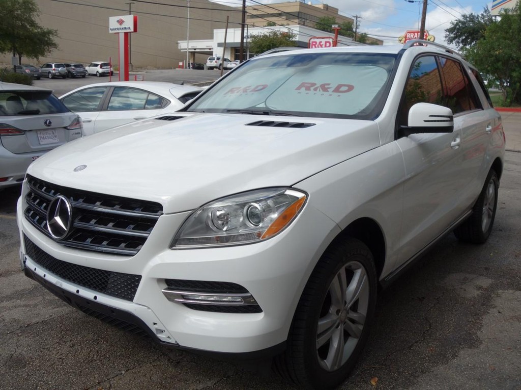 Mercedes-Benz M-Class Vehicle Full-screen Gallery Image 03