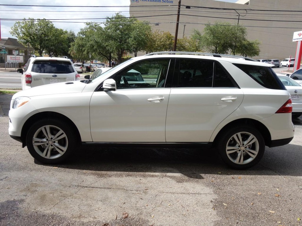 Mercedes-Benz M-Class Vehicle Full-screen Gallery Image 04