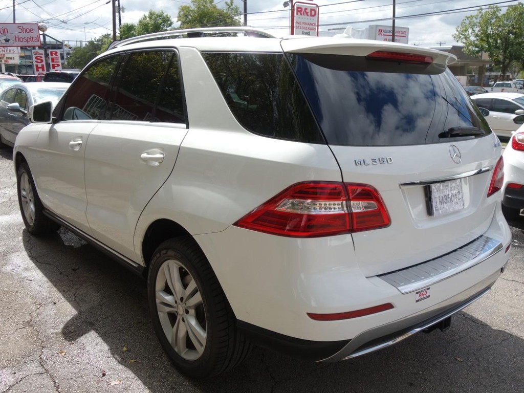 Mercedes-Benz M-Class Vehicle Full-screen Gallery Image 05