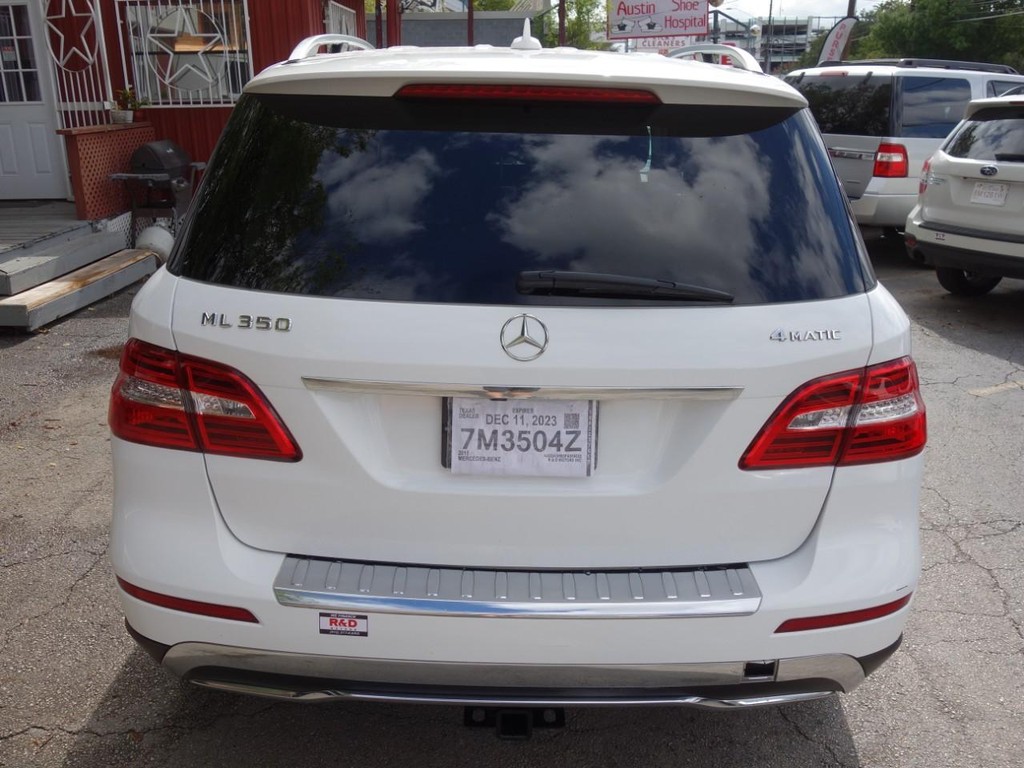 Mercedes-Benz M-Class Vehicle Full-screen Gallery Image 06