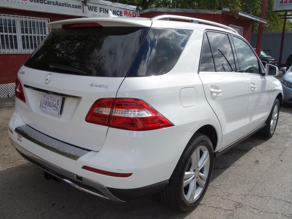 Mercedes-Benz M-Class Vehicle Full-screen Gallery Image 07