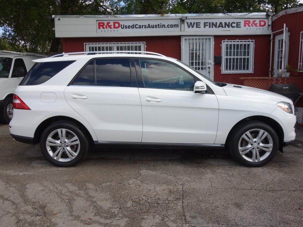 Mercedes-Benz M-Class Vehicle Full-screen Gallery Image 08