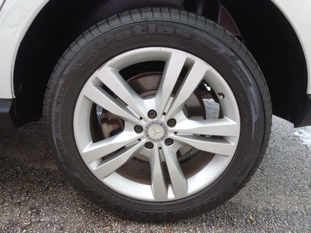 Mercedes-Benz M-Class Vehicle Full-screen Gallery Image 09